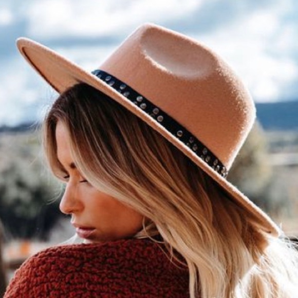 Vici Accessories - NWT Vici Tassajara Hat Tan